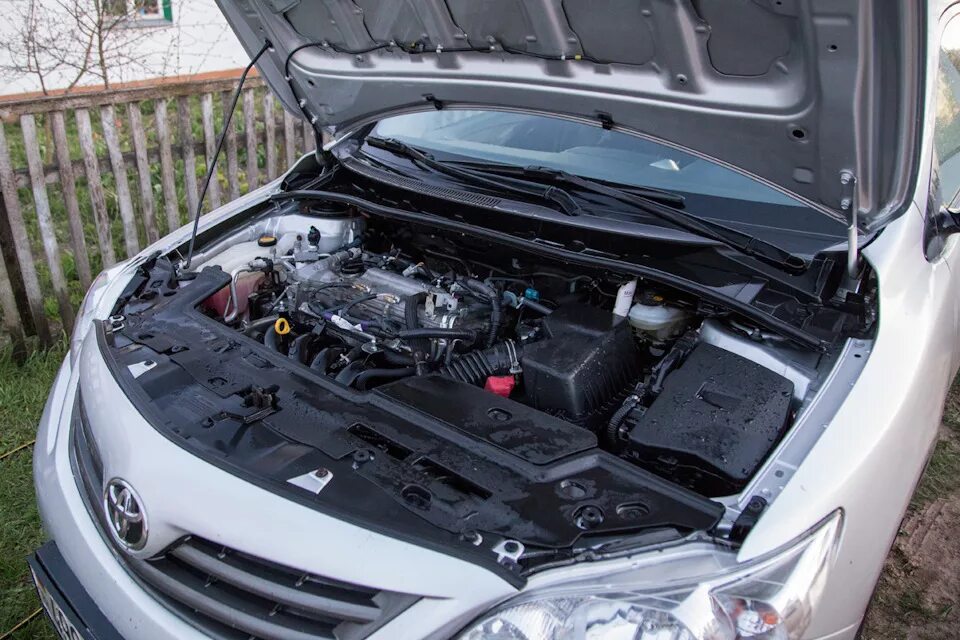 Тойота камри 2. Тойота калдина подкапотное. Подкапотное пространство тойота. Подкапотное пространство тойота авенсис t250. Подкапотное пространство camry v70.