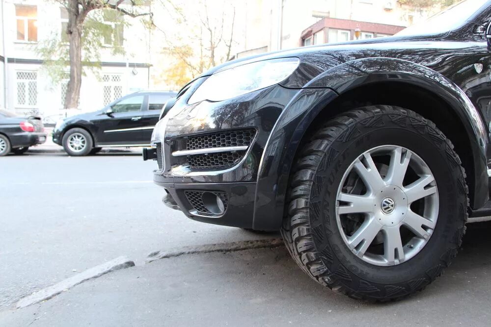 Резина на фольксваген туарег. 275/50 r20 vw touareg. Bfgoodrich all terrain 265/60 r18. 760601025l nq9. Литые диски фольксваген туарег.