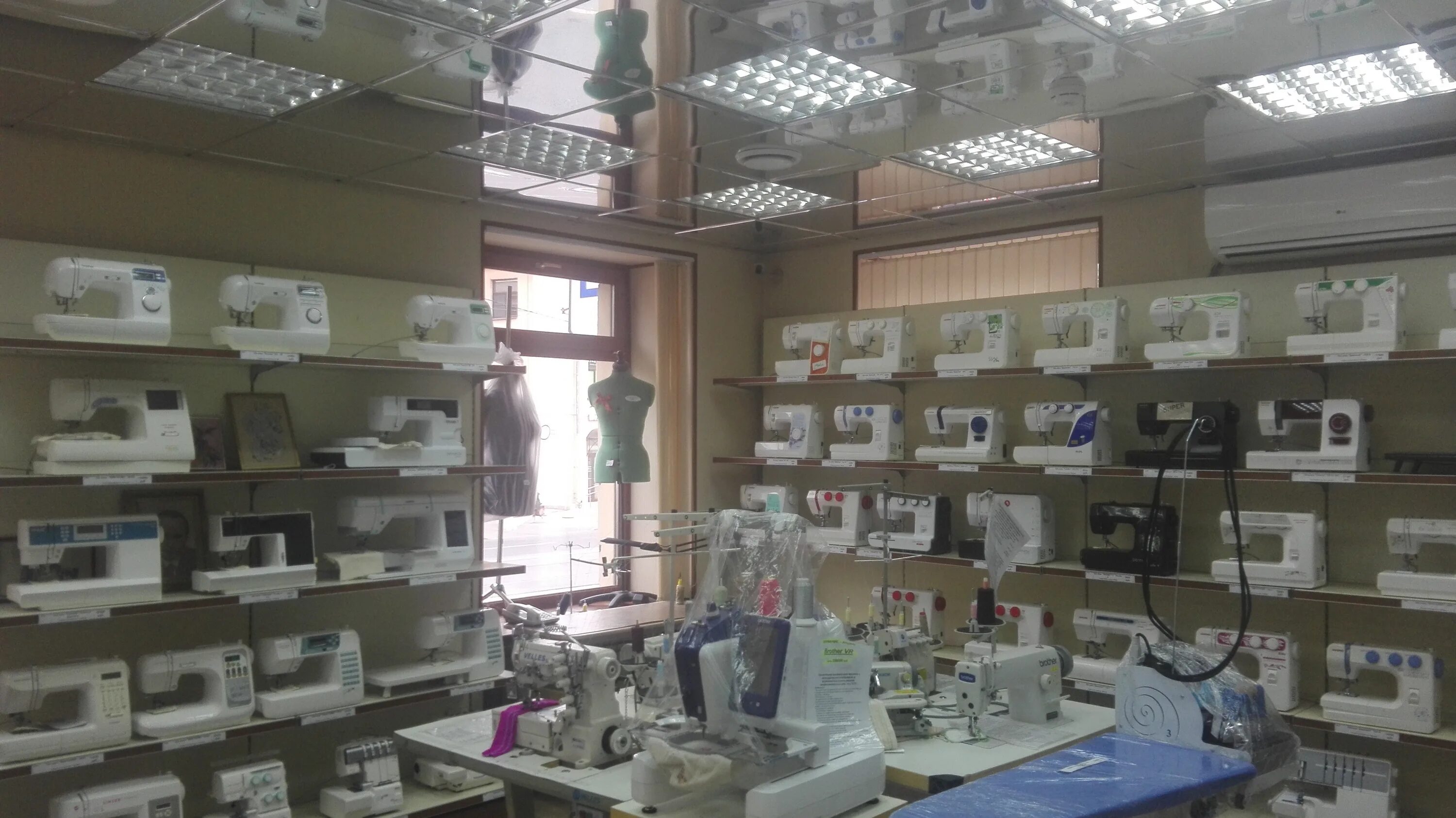 швейные магазины санкт петербурга. центр швейных машин тула. швейная машина singer m3405. швейная машина janome de 5018. магазин швейных машин в санкт-петербурге.