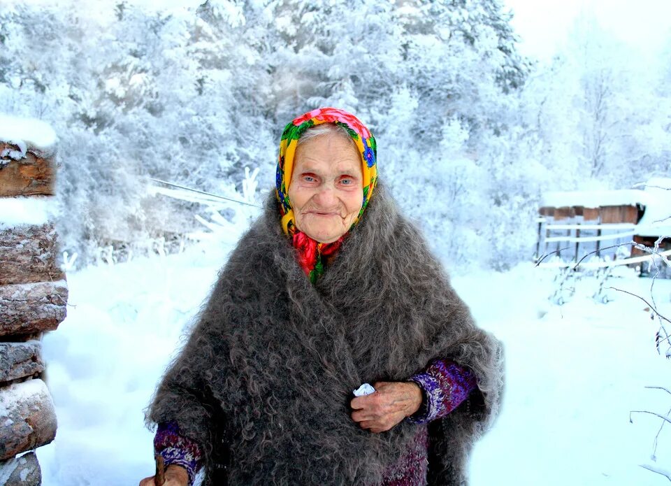 Бабушка зима. Бабка зимой. Здравствуй бабушка зима. Бабка в селе зима.