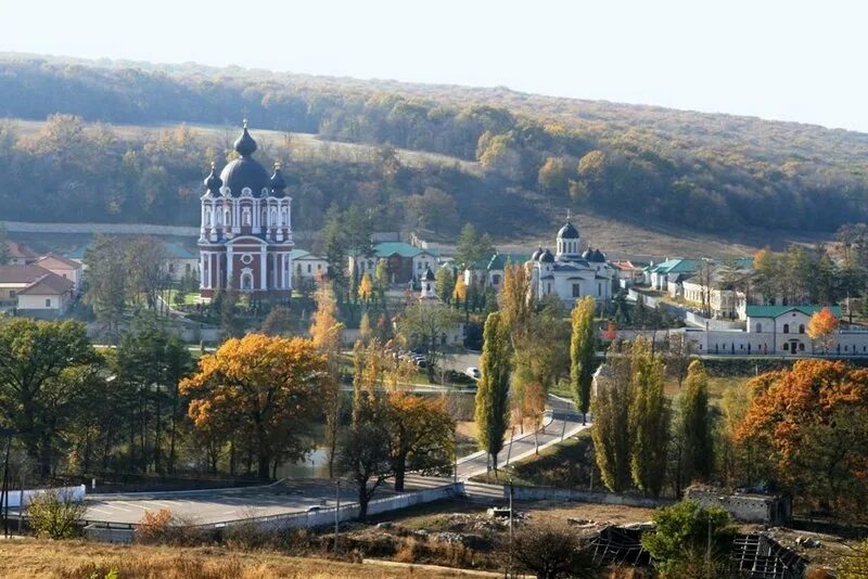 Молдова белоруссия. Монастырь Куркь Молдова. Молдавия монастырь Орхей. Монастырь курки Молдавия. Вид на монастырь Куркь Молдова.