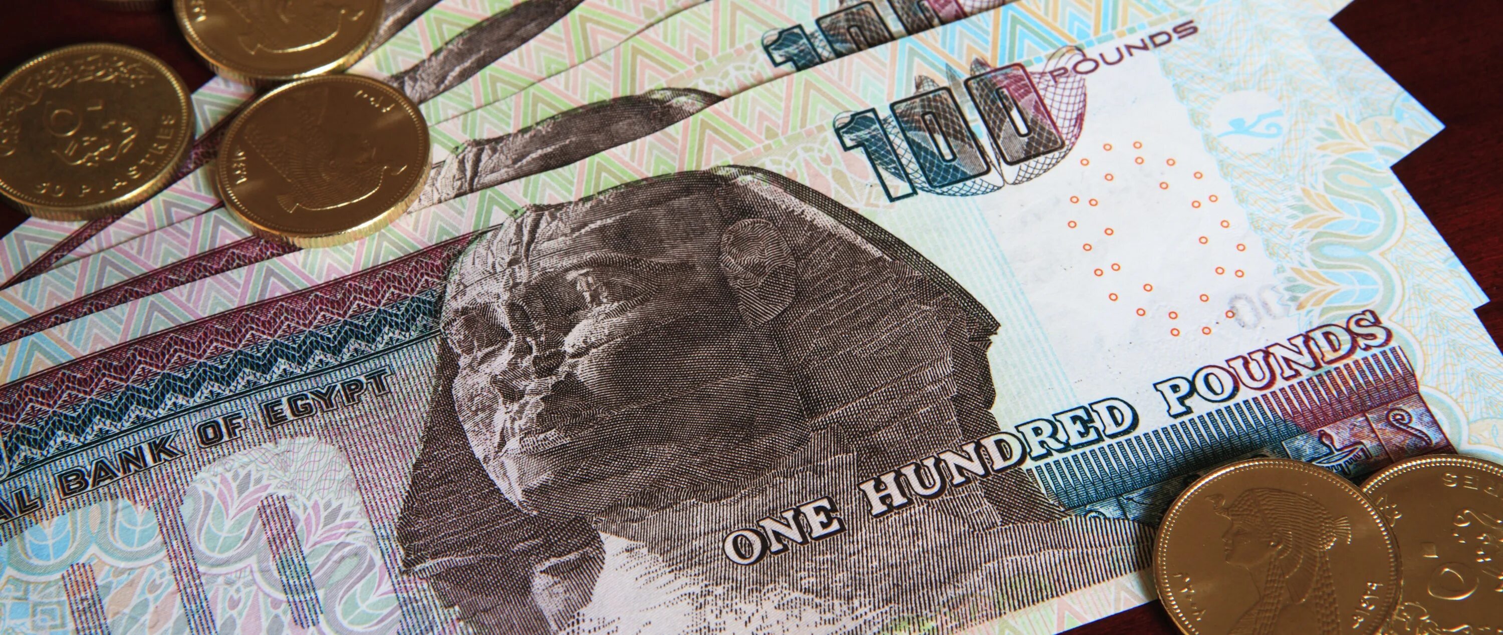 Египетские деньги 100. Египетская валюта к рублю. Деньги египта на рубли сегодня. Египетские деньги. Египетские деньги фото.