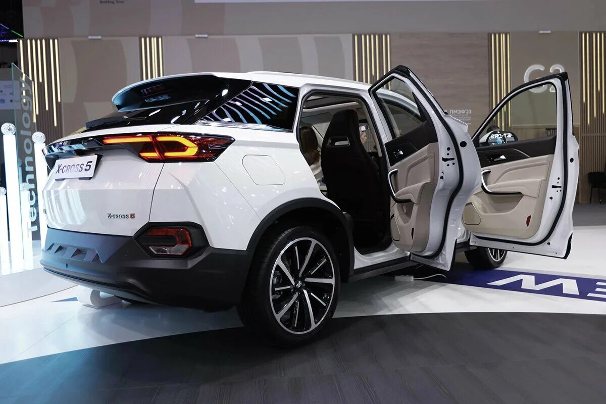 Первый серийный кроссовер LADA X-cross 5 сошел с конвейера АвтоВАЗ в Петербурге 