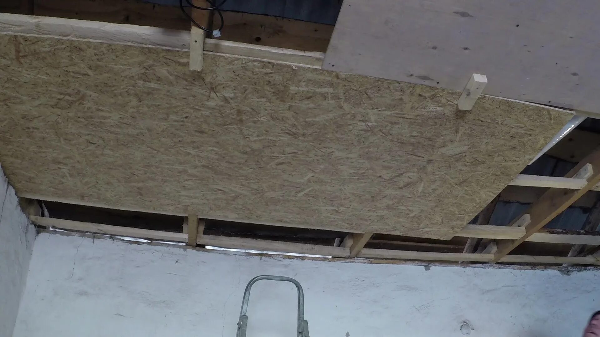 закладные в каркасе для гипсокартона. отделка дачи гипсокартоном. фанера в гипсокартонной перегородке. двп дсп цсп. отделка потолка фанерой на саморезах.