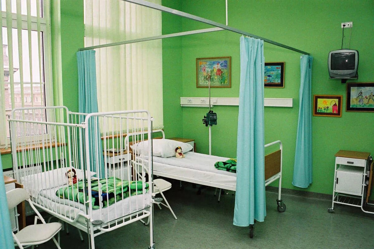 Детская стационарная больница. Палата в детской больнице. Детские палаты в больницах. Палата в больнице. Ребенок в палате.