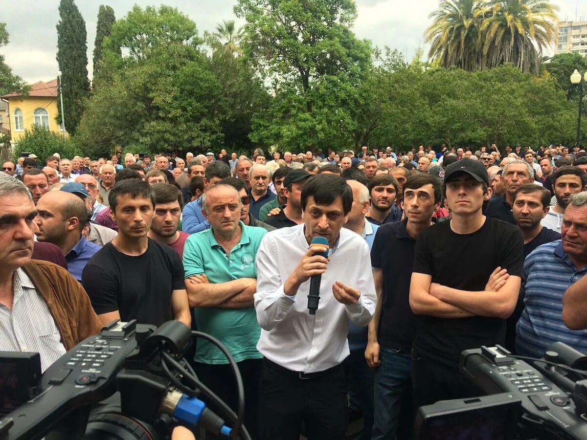 События в абхазии на сегодня. Митинг в абхазии. протесты в абхазии. митинг в сухуми. абхазия революция.