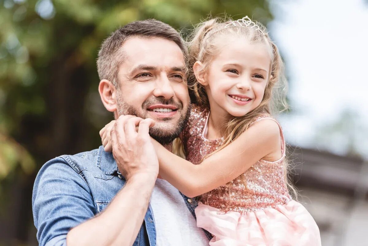 Www daughter. Папу провожает дочь. Отец и дочь 18. Father and daughter. Father and daughter spending time.