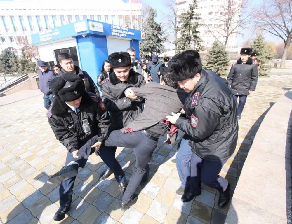Новости часа в казахстане сегодня. Несанкционированные митинги в Казахстане. Нефоры в Казахстане. Протесты в Уйгуристане.