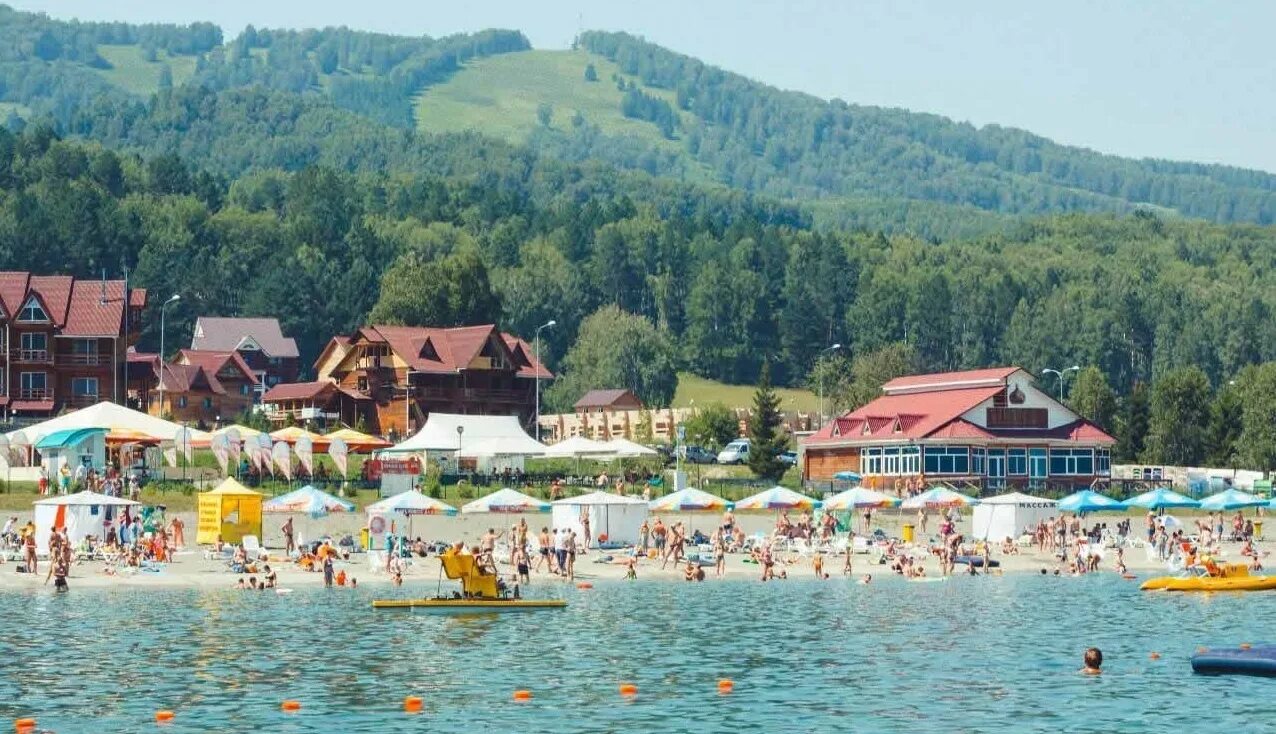 База 3 медведя горный алтай. Ривьера горный алтай озеро. Ривьера ая горный алтай. Орлиное гнездо база отдыха горный алтай. Парк отель ая алтай.