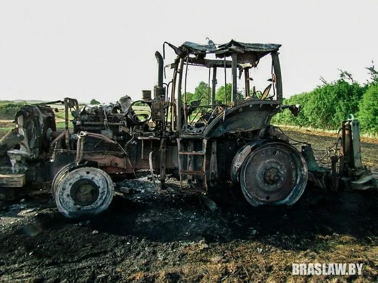 Обгоревший трактор. Трактор на угле. Фото сгоревшего трактора зимой. Сгоревший трактор