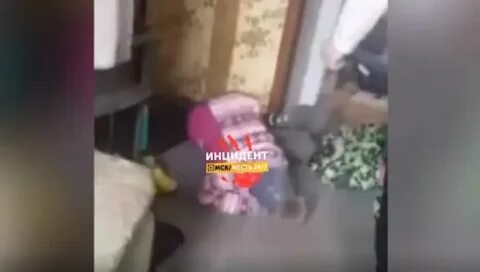 Избивает спящего