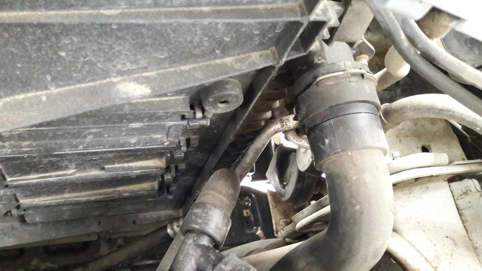 Замена патрубков отопителя astra h. Патрубок тосол мазда бонго френди. Еле теплые патрубки печки. Дэу нексия шланги печки охлаждения. Патрубка охлаждения рено лагуна 1.