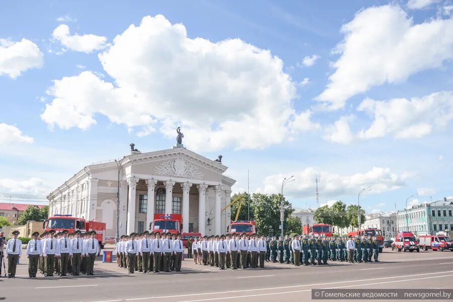 Сайт центрального гомеля. Гомель площадь Ленина. Центральная площадь Гомеля. Ленина на площади Ленина Гомель. Панорама площадь Ленина Гомель.