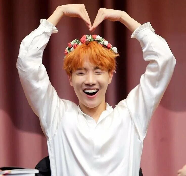 Смешные бтс. Хосок бтс. bts джей хоуп. бтс хосок улыбка. джей хоуп из bts сердечко.