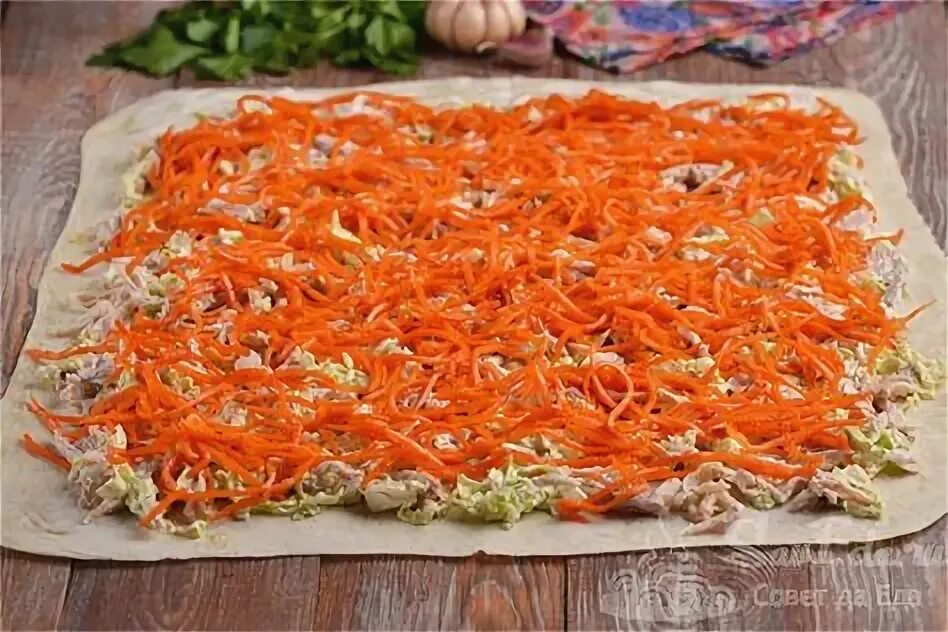 Начинки из корейской моркови. Рулет из лаваша с курицей и корейской морковкой. рулетики из лаваша с корейской морковкой. лаваш с курицей и корейской морковкой. рулет из лаваша с корейской морковью.