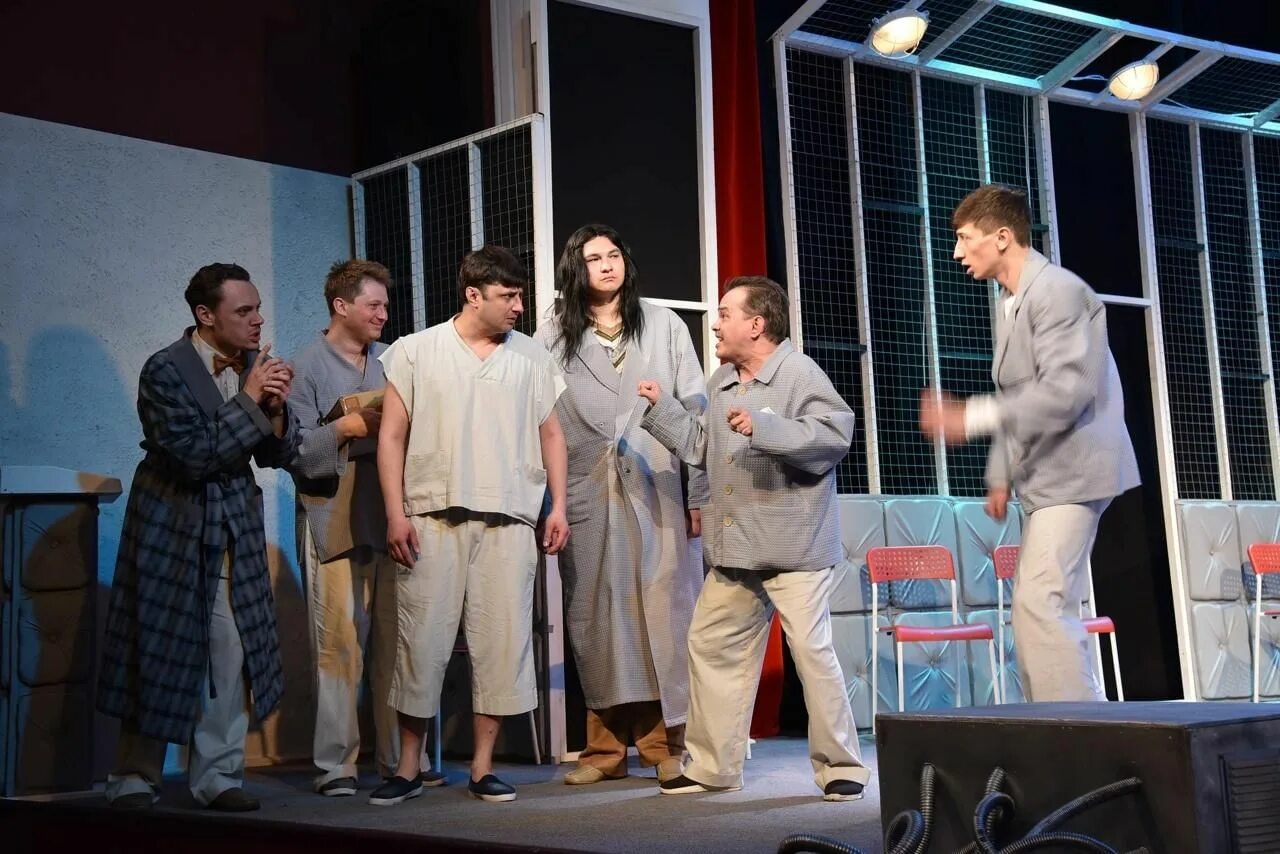 Пролетая над гнездом кукушки театр ленком. Пролетая над гнездом кукушки театр драмы екатеринбург. Спектакль полет над гнездом кукушки луны. Спектакль полет над гнездом. Спектакль полет над гнездом.