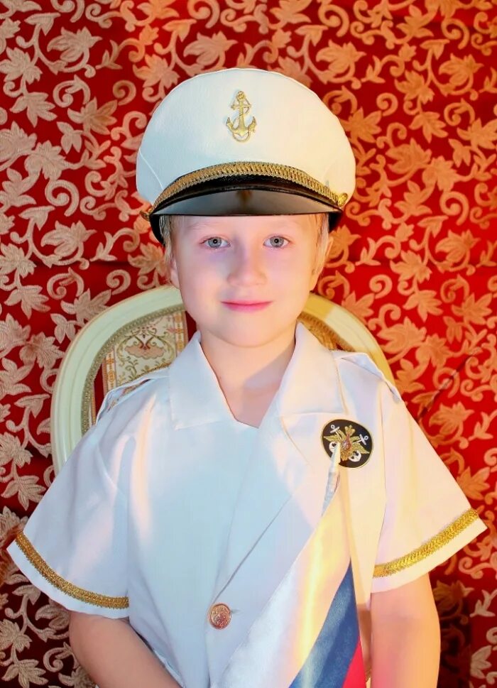 Мечтающий стать капитаном. Школа капитанов сила ветра. Мальчик с бумажным корабликом. Фото с днем моряка. Корабль в облаках.