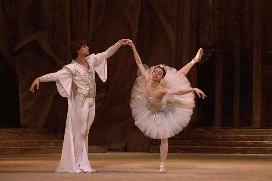 Нуриев лебединое озеро. Раймонда балет большой театр. Балет лебединое озеро. Щелкунчик балет григоровича. Балет коппелия новат.