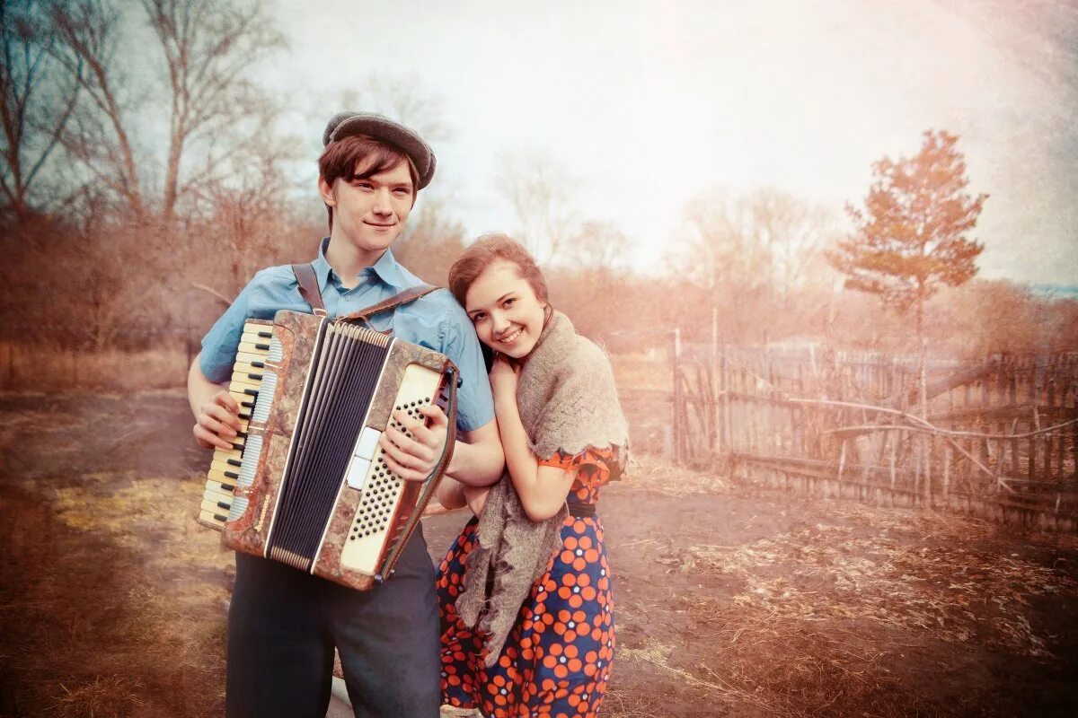 Поющая деревня. Девчата гармонисты. Парень с гармошкой. Деревенский парень. Русские народные гуляния.