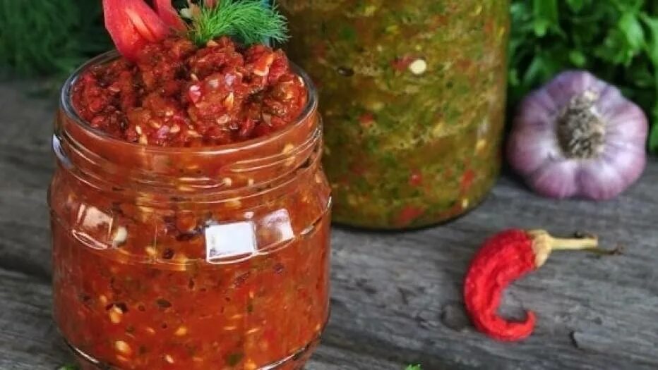 Заготовка горьких перцев на зиму. Заготовки из острого перца на зиму. заготовки на зиму из горького перца. приправа из горького перца на зиму. закуска из острого перца на зиму.