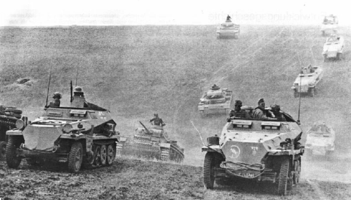 Наступление танковой дивизии. Моторизованная дивизия Великая Германия. 7-Я танковая дивизия вермахта. Колонны танковые вермахта 1941. Танковая группа Гудериана 1941.