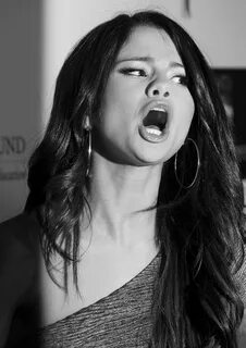 /selena+gomez+funny+face