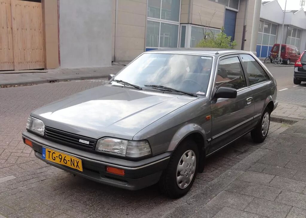 Mazda 323 bf. Мазда 323 седан 1989. Мазда 323 bf хэтчбек. Mazda 323 bf tuning. Mazda familia bf 323.