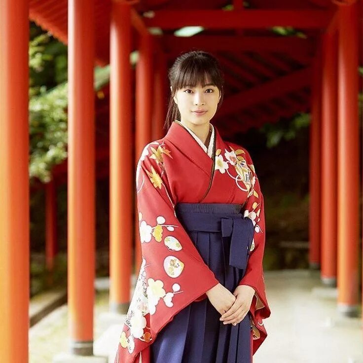 Japanese women is. Хикидзури кимоно. Драма с кимоно. Кимоно корейская.вокруг глаз. Кимоно Корея голубой и бордовый.