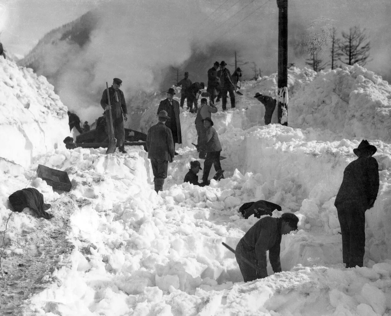 И надрываясь в метелях. Снежная лавина в США В 1910 году. 1910 Год США штат Вашингтон лавина. Лавина в Альпах 1916. Лавина в Альпах 1951.