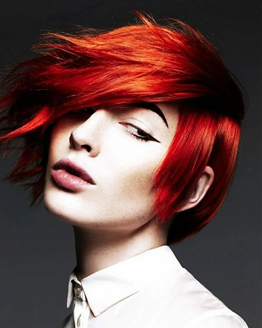 Красный цвет на коротких волосах. Pixie bob стрижка красный. короткая стрижка с красными прядями. красное окрашивание на короткие волосы. короткая стрижка с красным мелированием.