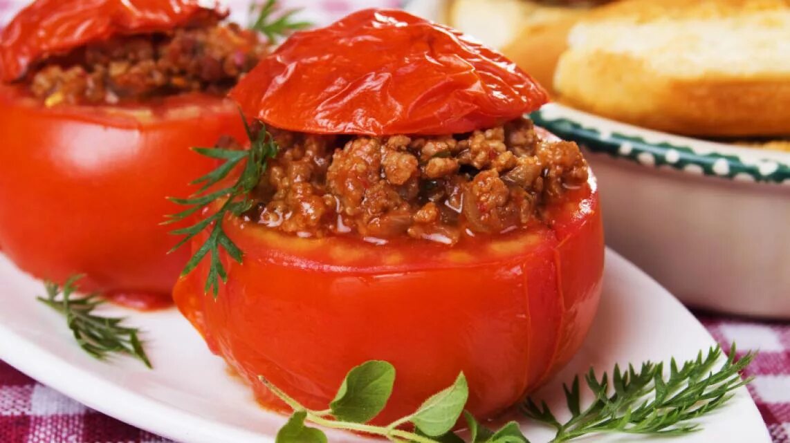 Рецепт фарш помидор. Фаршированные помидоры в духовке. Помидоры фаршированные салатом. Фаршированные помидоры с фаршем. Домашний фарш с помидорами.