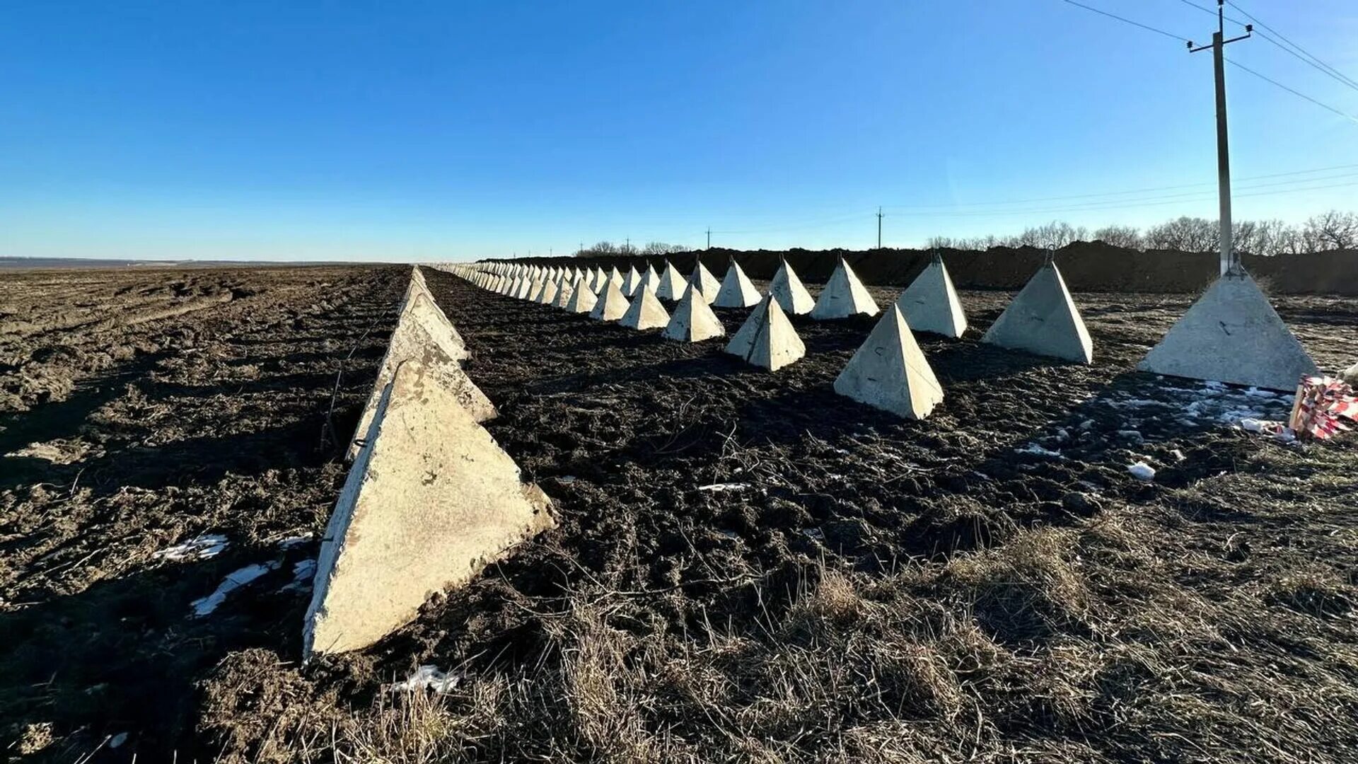Зубы дракона противотанковые белгород. Курск граница. Почему не укреплена курская граница. Пирамидки бетонные противотанковые. План трассы.