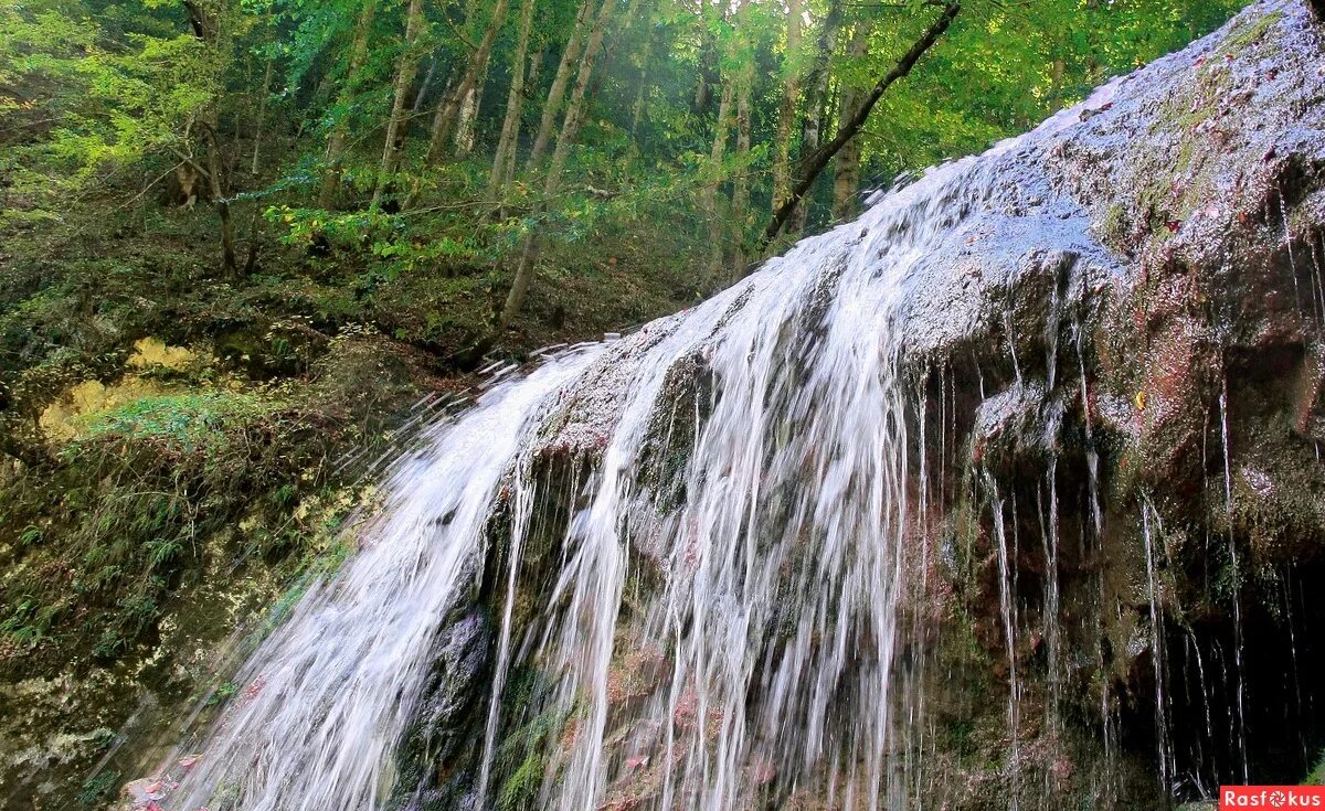 белый шум водопад. шумящих водопадов. шумящих водопадов. водопады реки руфабго. водопады руфабго адыгея весной.