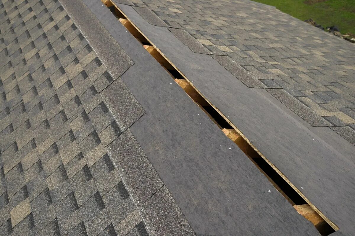 Укладка мягкой кровли. Монтаж гибкой черепицы шинглас. Работодатель мягкая кровля в москве. Аэратор коньковый docke 1м. Гибкая черепица технониколь ассортимент.