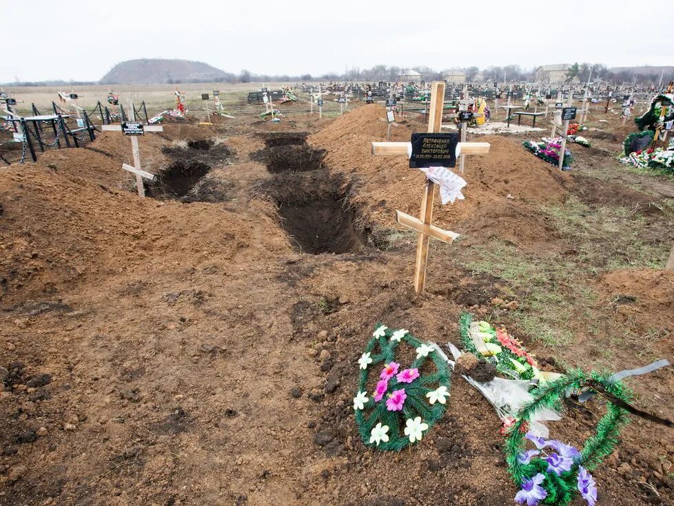 Сколько людей похоронено на кладбище. Кладбище Безродных. Могила яма. Свежее захоронение. Захоронение человека на кладбище.