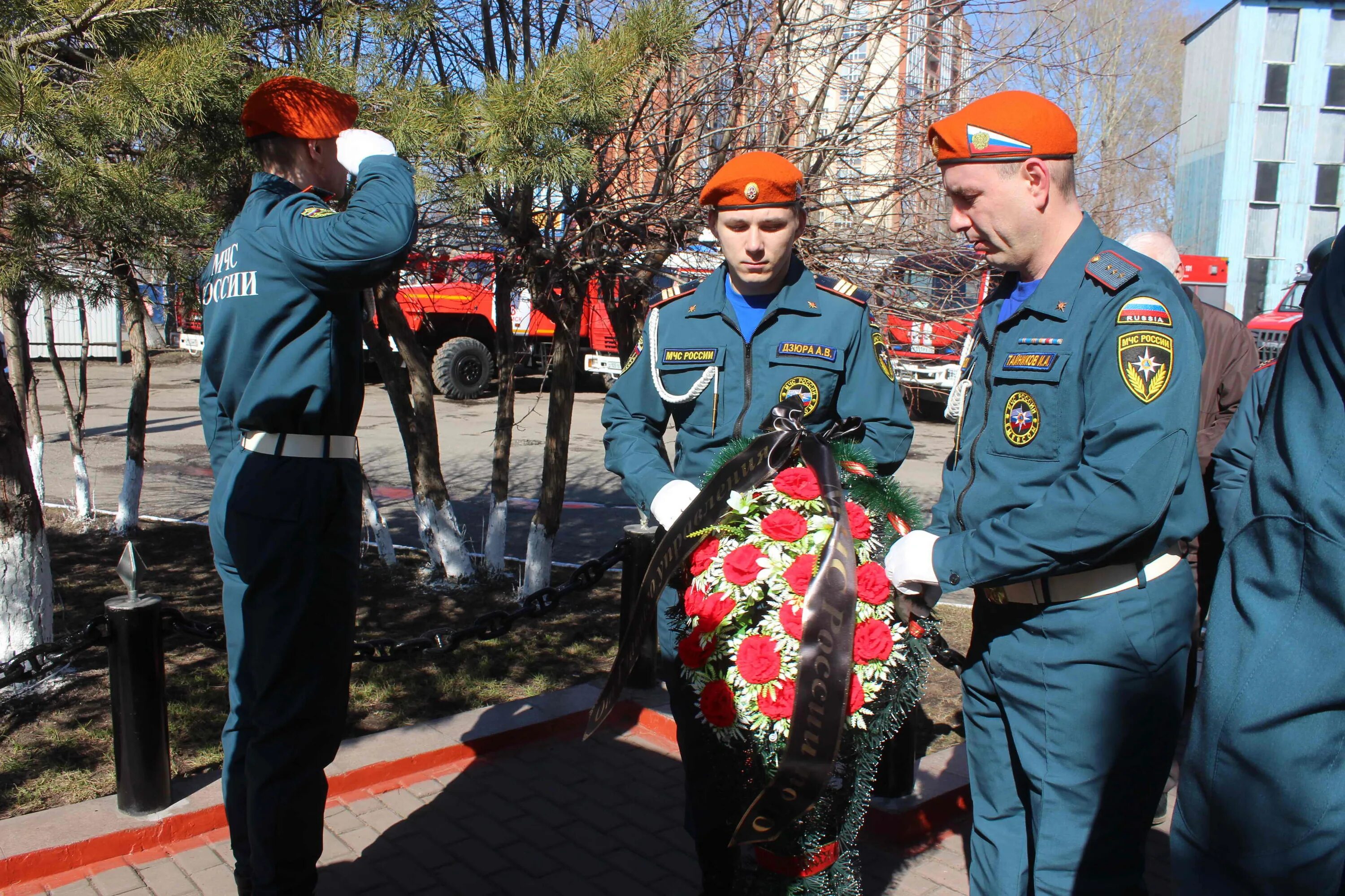 17 апреля праздник пожарной. Ветераны пожарной охраны. С днем пожарной охраны. Советская пожарная охрана 17 апреля. Герои МЧС.