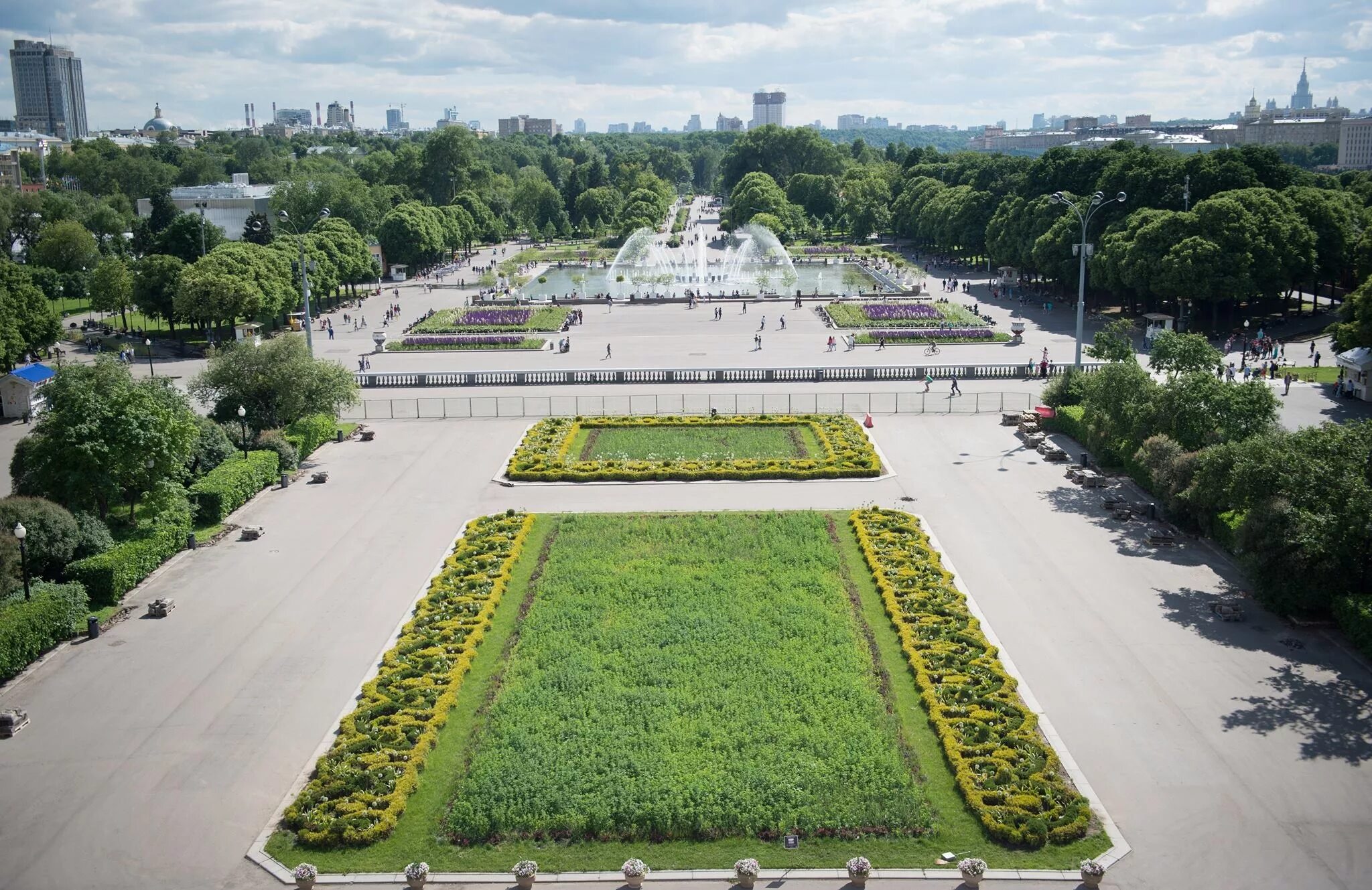 Крымский вал парк горького. Парк Горького Москва. Парк культуры Горького Москва. ЦПКИО Горького Москва. Центральный парк имени Горького Москва.