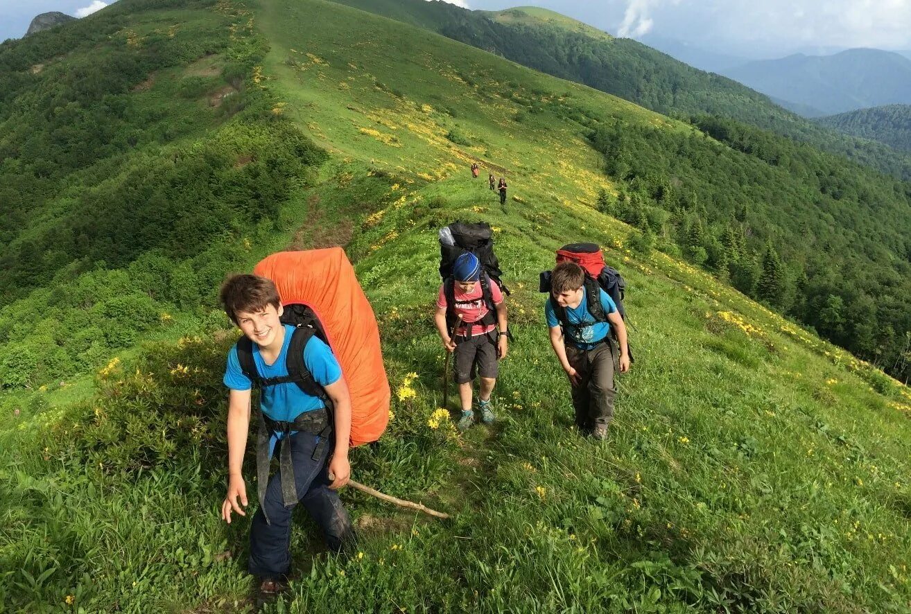 Поход. Туристический поход с детьми. Поход в горы с детьми. Дети в походе. В группе туристов 50