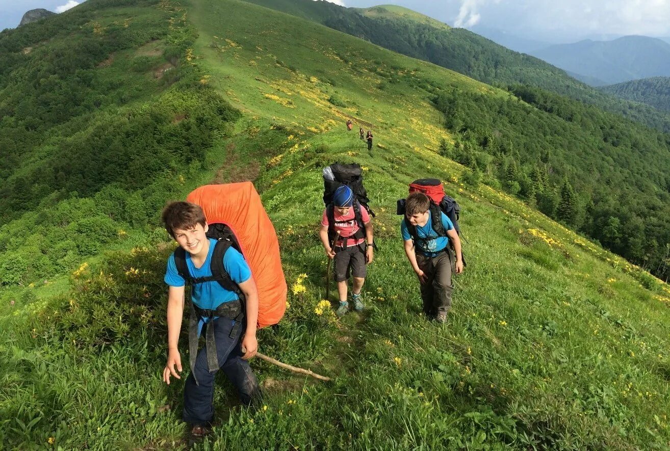 Туристические группы по россии. Поход. Туристический поход с детьми. Поход в горы с детьми. Дети в походе.