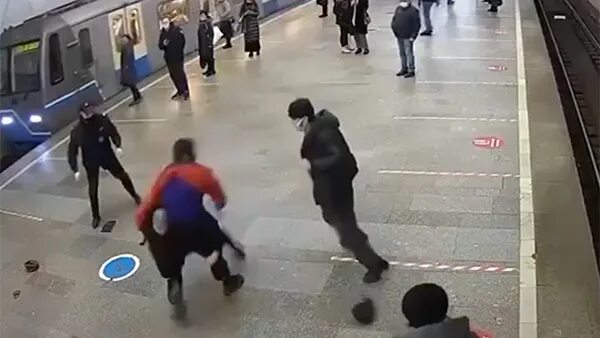 Участники нападения на крокус. Драка в метро Тульская метро. Мигранты нападение на полицейских.