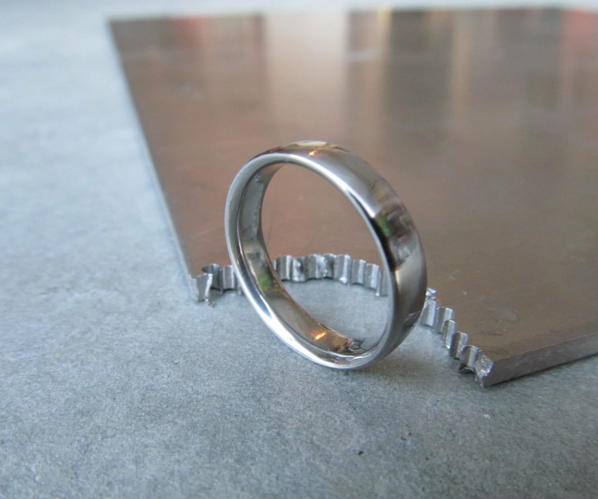 Из какого металла сделаны кольца. Кольцо из металла. Самодельные кольца. Поделка из колец металл. Кольцо из металла своими руками.