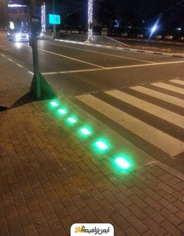 Светофор парковочный трёхходовой. Тротуар сбоку. Светофоры в корее. Pavement traffic light. Pavement traffic light.