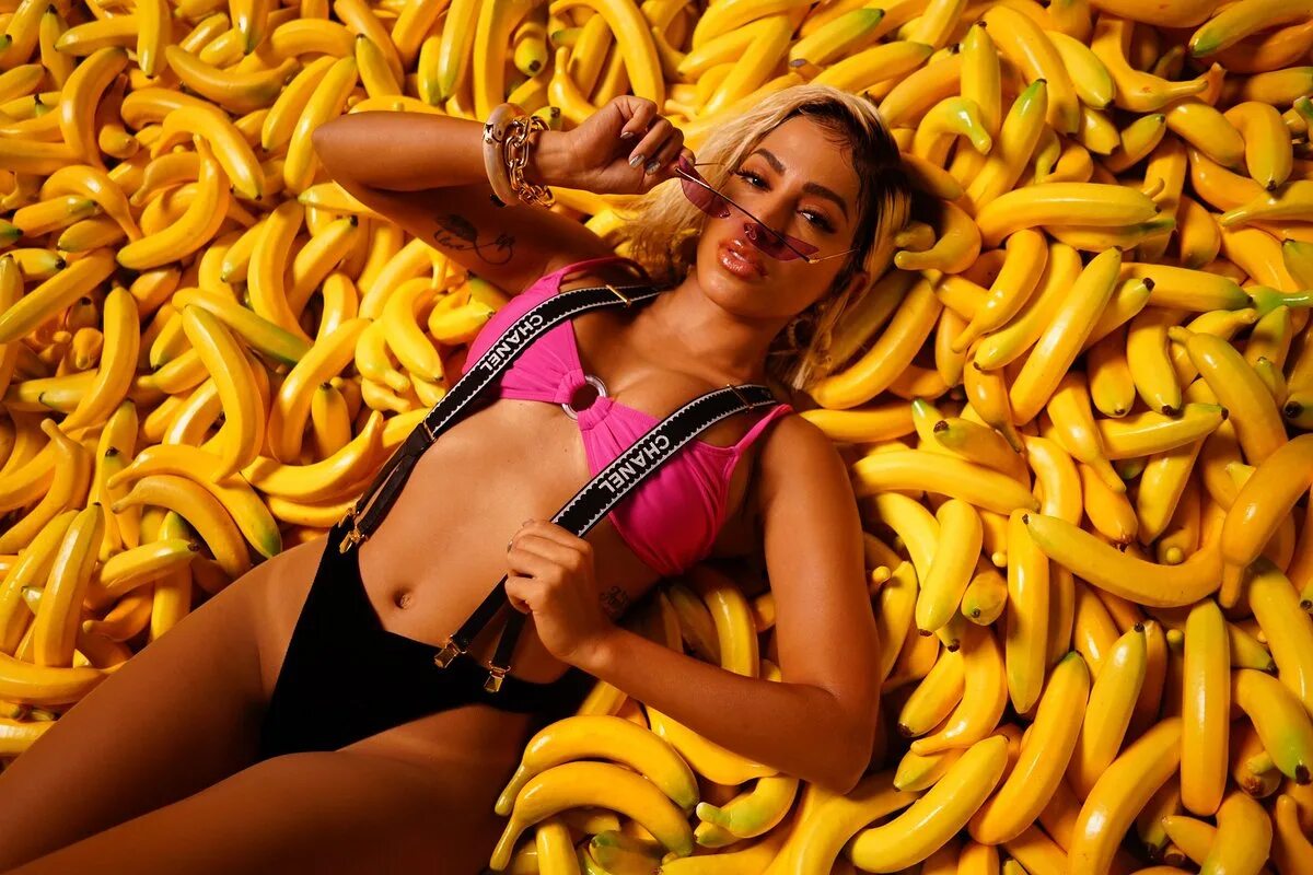 Yung felix banan nado banan. Певица anitta banana. девушка с бананом. фотосессия с бананом. огромный банан.