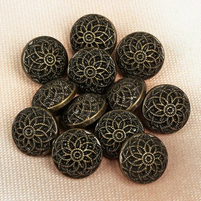 Пуговицы из металла. Металлические пуговицы. Пуговица для шубы. Пуговицы ажурные ричмонд. Старинные серебряные пуговицы.