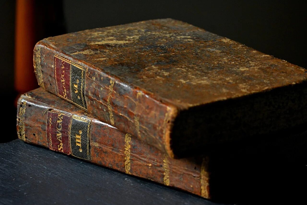 Древние книги. Страница книги. Старинный фолиант. Древние книги. Ancient book.