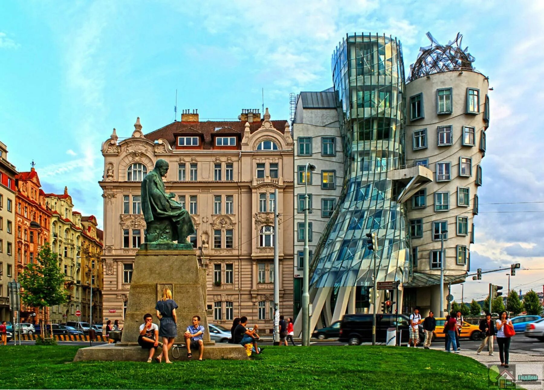 Где танцующий дом. Танцующий дом Прага Чехия. Танцующий дом Прага Чехия Архитектор Фрэнк Гери. «Танцующий дом» в Праге (1995). Фрэнк Гери Танцующий дом в Праге 1995.