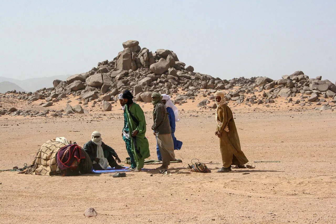 Алжир сахара берберы. Алжир туареги. Жилище туарегов в Алжире. Народы Алжира туареги.