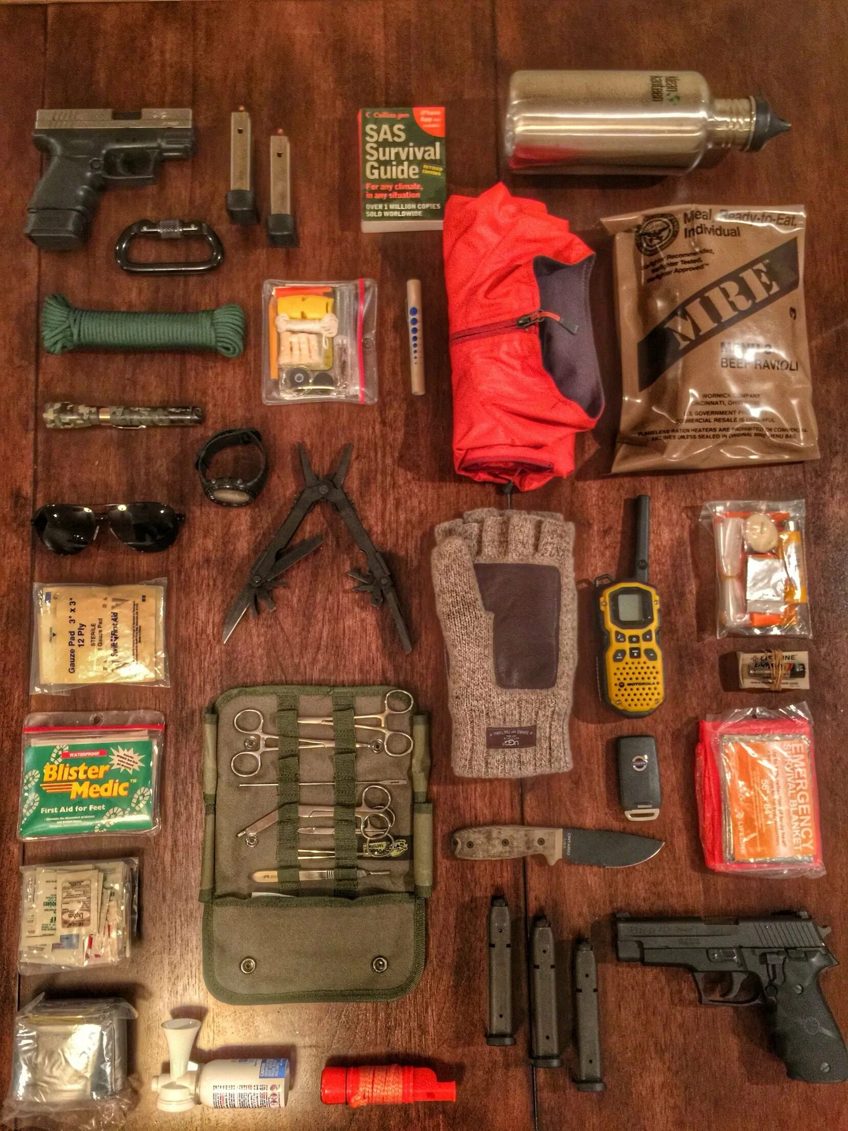 шкаф для одежды. ненужные вещи. пожитки вещи. пожитки вещи. пожитки вещи.