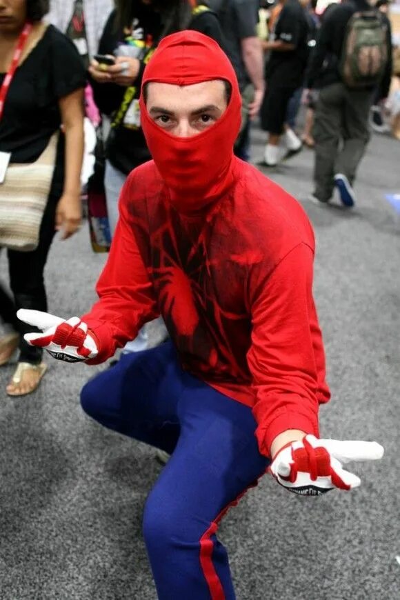 Карлик человек паук. Порванный костюм человека паука. Человек в маске. Человек паук в рваной маске. Человек паук побитый костюм.