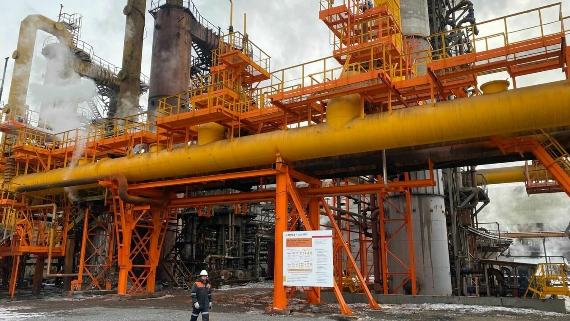 Евраз нтмк вакансии в нижнем тагиле. Нижнетагильский металлургический комбинат евраз. Нтмк нижний тагил. Доменная печь 7 евраз нтмк. Управление комбината нтмк нижний тагил.